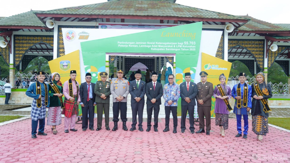 28 Oktober 2025 Upacara Hari Peringatan Sumpah Pemuda Ke 97 Tahun 2025 , Launching Perlindungan Jamsostek Bagi Pekerja Rentan, Lembaga Adat Masyarakat dan LPM Kelurahan dan&nbsp;Penyerahan Satu Unit Truk Sampah Ke Dinas LHD Sarolangun&nbsp;&nbsp;