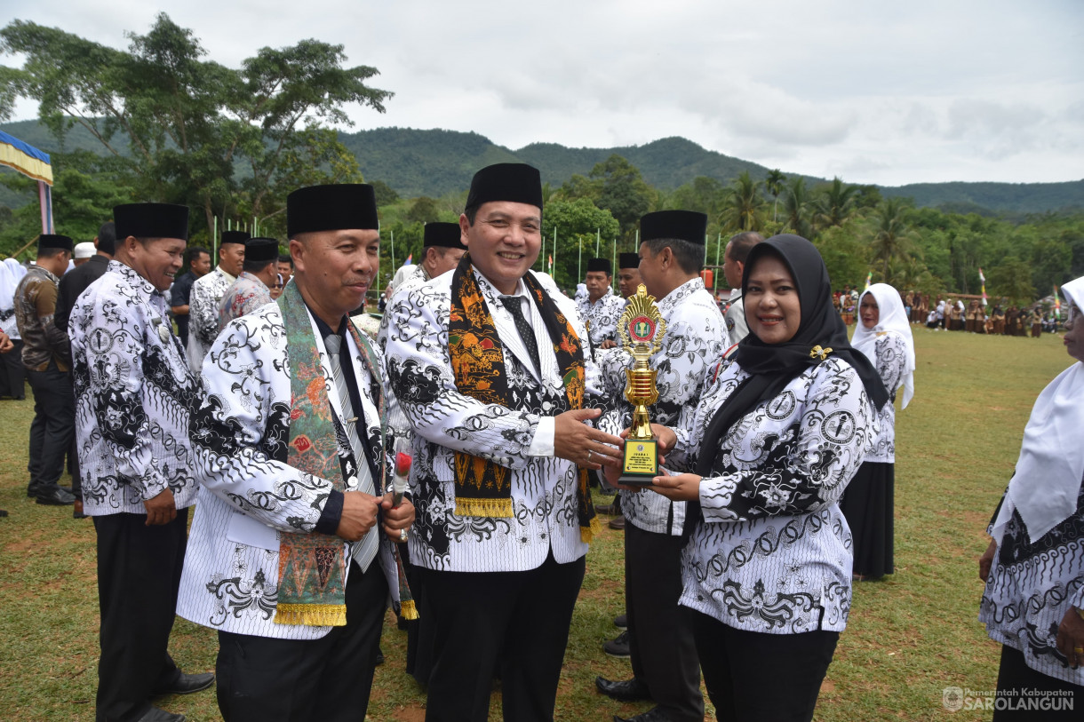 25 November 2023-Upacara Memperingati HUT PGRI KE 78 Dan Hari Guru Nasional, (Transformasi Guru Wujudkan Indonesia Maju) Dilapangan Tengku Bujang Desa Sungai Baung Kec. Batang Asai Sarolangun