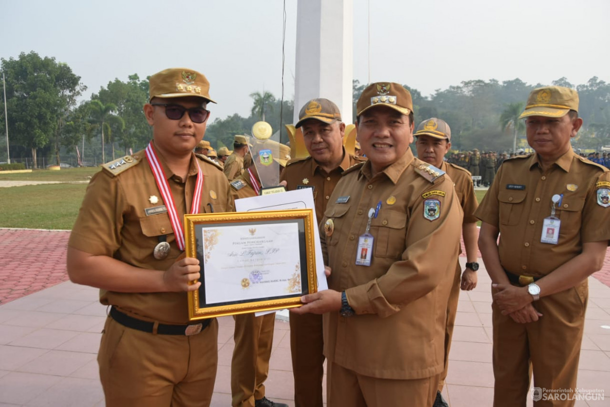 16 Oktober 2023 - Penjabat Bupati Sarolangun Memimpin Apel Gabungan Sekaligus Memberikan Penghargaan Camat Teladan Di Lapangan Gunung Kembang Sarolangun