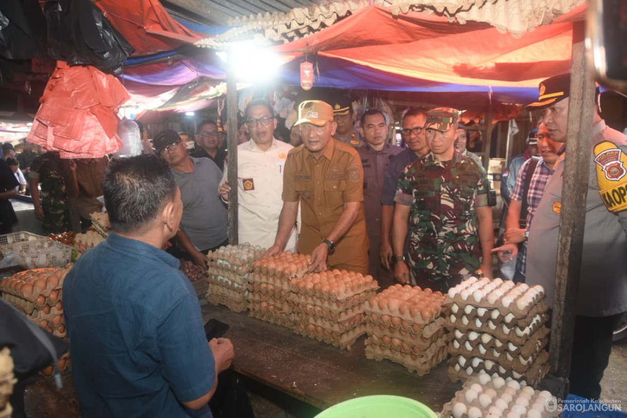 Sidak Harga Sembako di Pasar Sarolangun Dalam Rangka Hari Natal Tahun 2025 dan Tahun Baru 2026 Sekaligus Jumat Bersih Bersama TNI Dalam Rangka Hari Juang Infanteri Ke 77 Tahun 2025