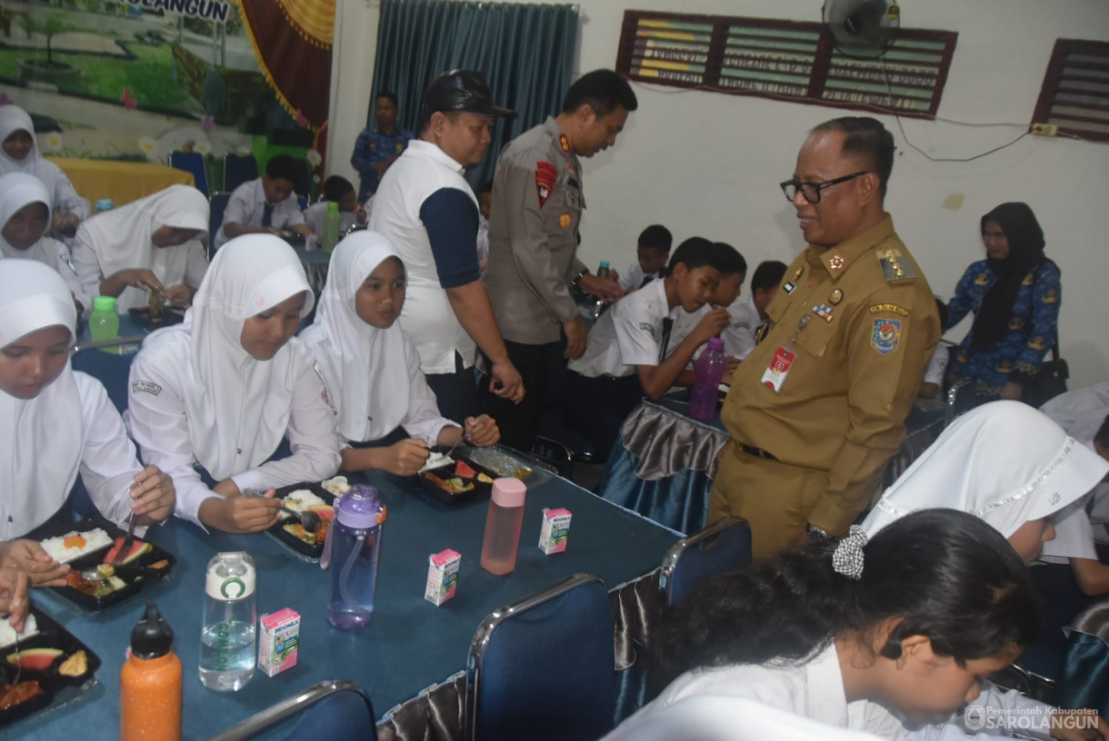 17 Desember 2024 - Uji Coba Makan Bergizi Gratis Untuk Siswa SD Dan SMP, Bertempat di SMPN 2 Sarolangun