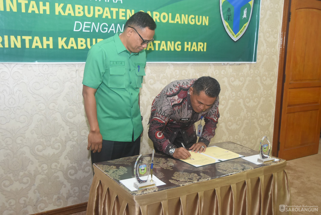 8 Agustu 2025 - Penandatanganan Kerjasama Antara Pemerintah Kabupaten Sarolangun dengan Pemerintah Kabupaten Batanghari di Rumah Dinas Bupati Sarolangun