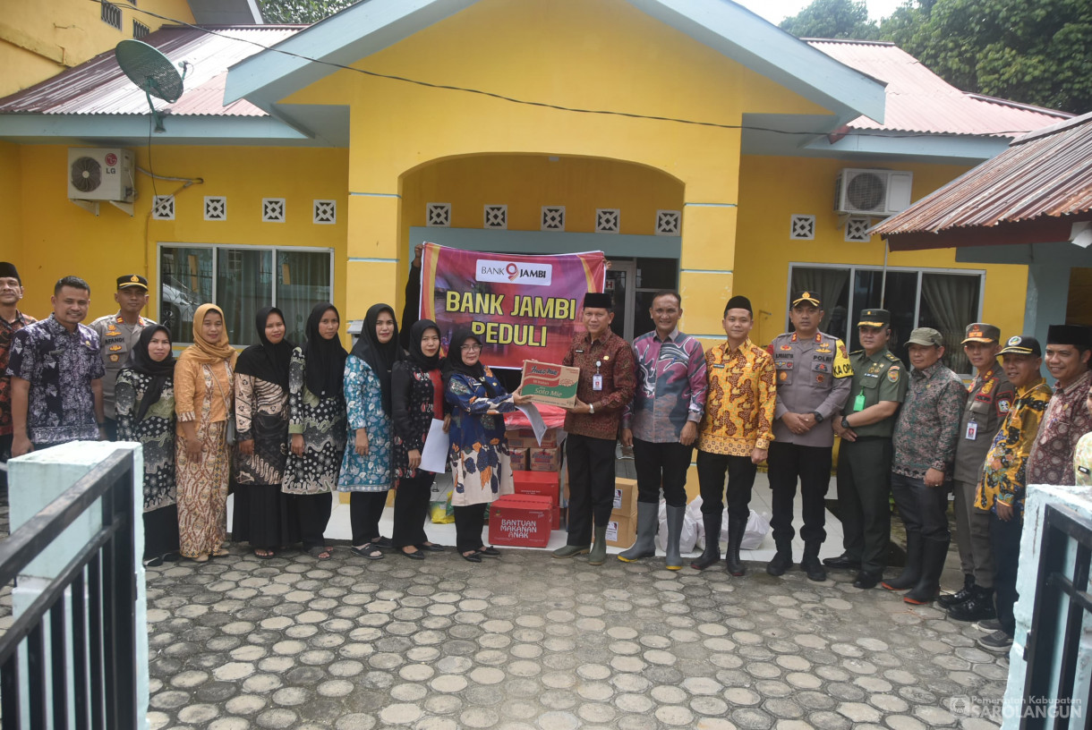 6 Maret 2025 - Peninjauan Lokasi Banjir dan Penyerahan Bantuan Bagi Korban Terdampak Banjir di Kecamatan Mandiangin&nbsp;