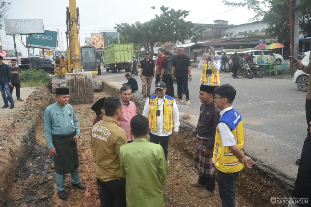 7 Oktober 2025&nbsp; Meninjau Pembangunan Jalan di Kecamatan Singkut