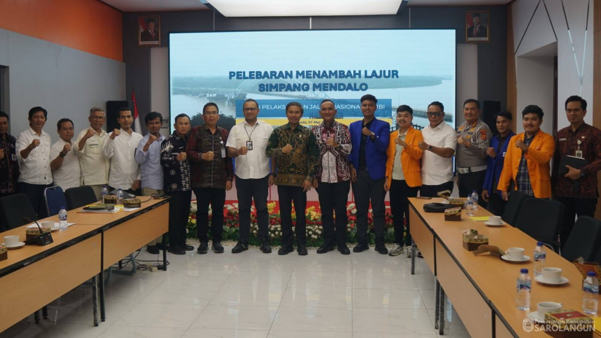 7 Mei 2026 Bupati Sarolangun dan Sekretaris Daerah Kabupaten Sarolangun menghadiri Audiensi Pembahasan Usulan Pembangunan 7 Jembatan Gantung di Kab. Sarolangun yang Rusak Berat Akibat di Terjang Banjir Bandang bersama Anggota Komisi V DPR RI