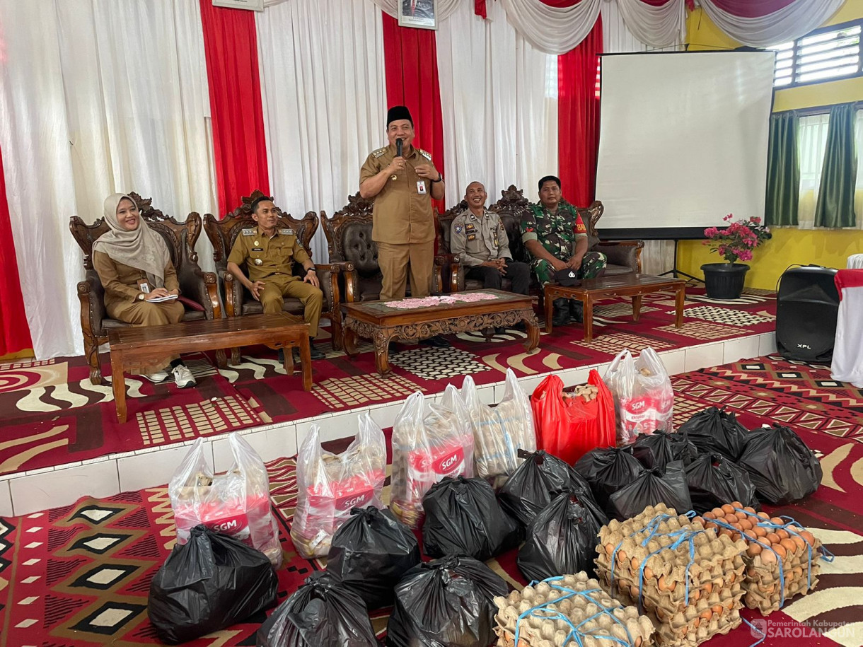 14 November 2023 - Penjabat Bupati Sarolangun MelakukanPenyerahan Bantuan Stunting di Kantor Kecamatan Pauh