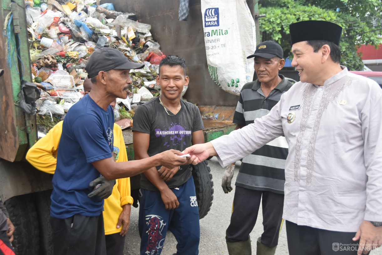 8 April 2024 - Memberikan Santunan Kepada Petugas Dinas Lingkungan Hidup Yang Sedang Bekerja Di Pasar Atas Sarolangun