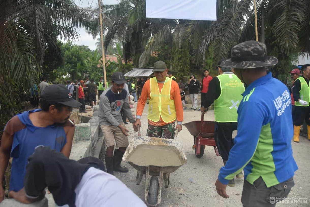 30 November 2025&nbsp; Gotong Royong Membangun Infrastruktur Bersama Masyarakat Desa Sungai Merah Kecamatan Pelawan