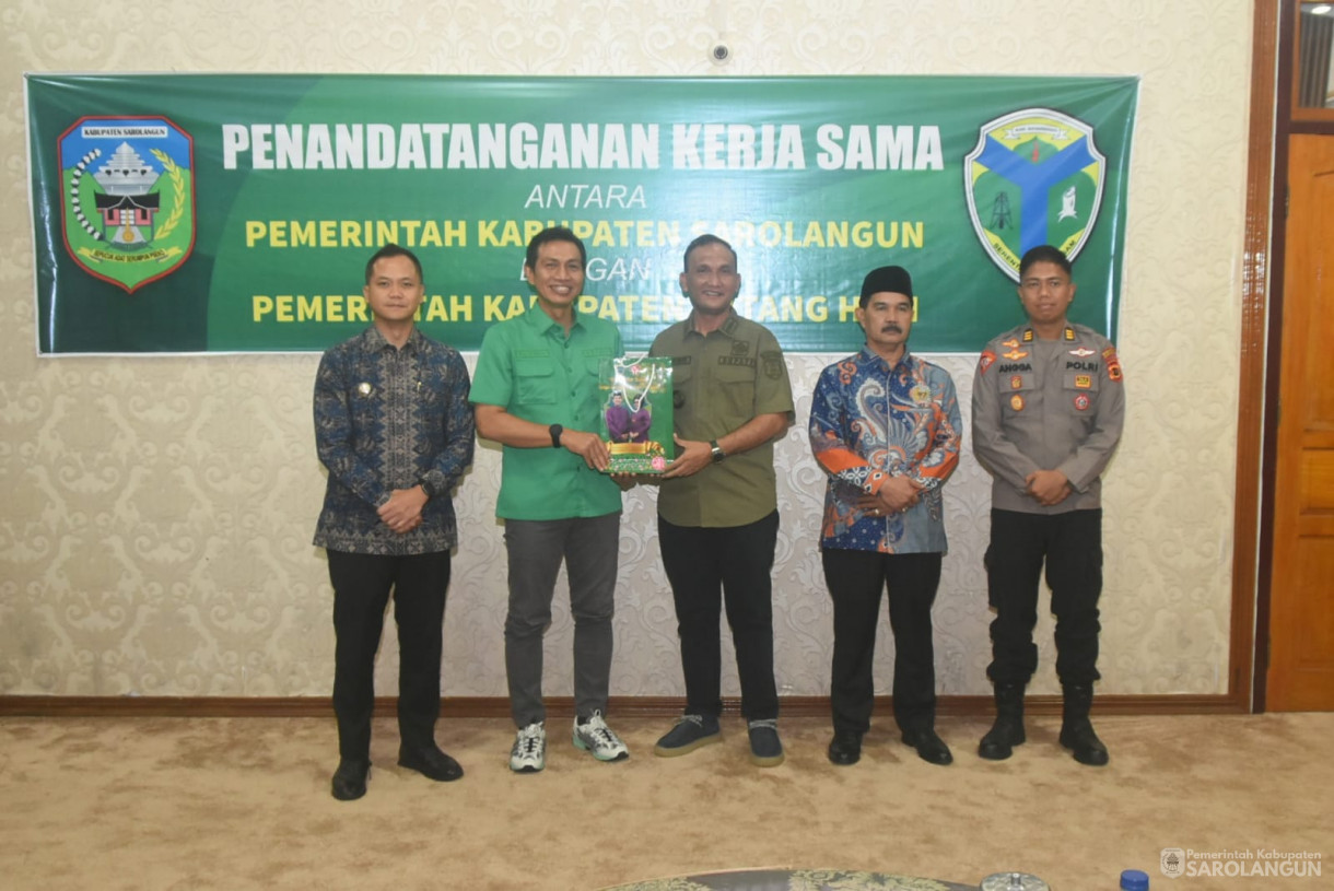 8 Agustu 2025 - Penandatanganan Kerjasama Antara Pemerintah Kabupaten Sarolangun dengan Pemerintah Kabupaten Batanghari di Rumah Dinas Bupati Sarolangun