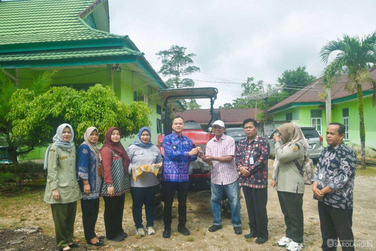 23 April 2026 Penyerahan bantuan alat dan mesin pertanian tractor di Dinas TPHP Sarolangun