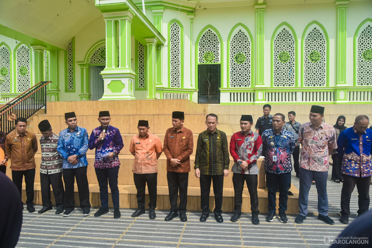 27 Maret 2025 - Pemberian Bantuan Sembako dan Bantuan Baznas dari Bapak Bupati kepada Pekerja Harian Lepas d ilingkup Dinas Lingkungan Hidup Kabupaten Sarolangun di Halaman Masjid Al Falah Sarolangun&nbsp;