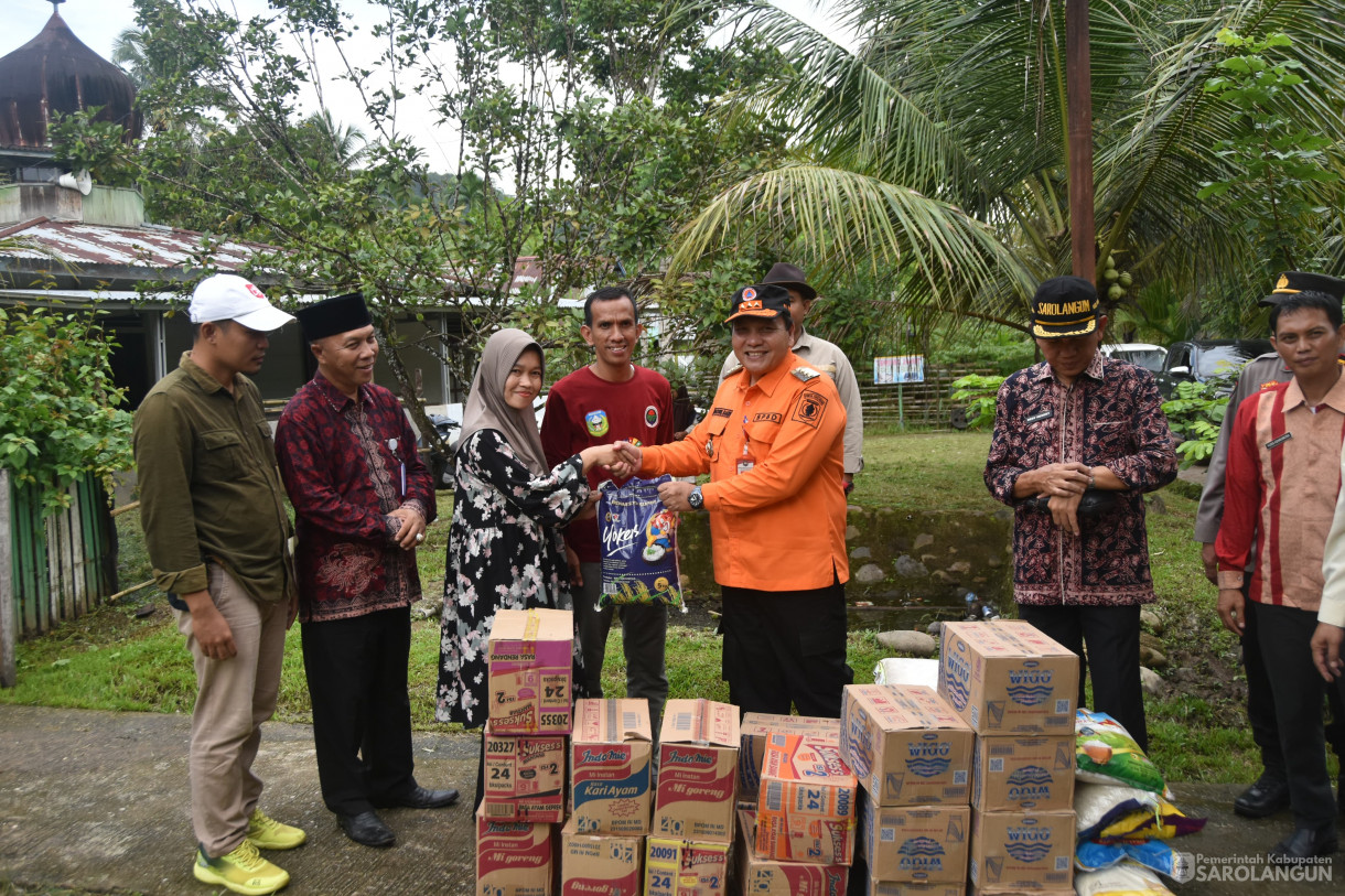 18 Januari 2023 - Menyerahkan Bantuan Kepada Korban Pasca Banjir Di Desa Rantau Panjang Kecamatan Batang Asai