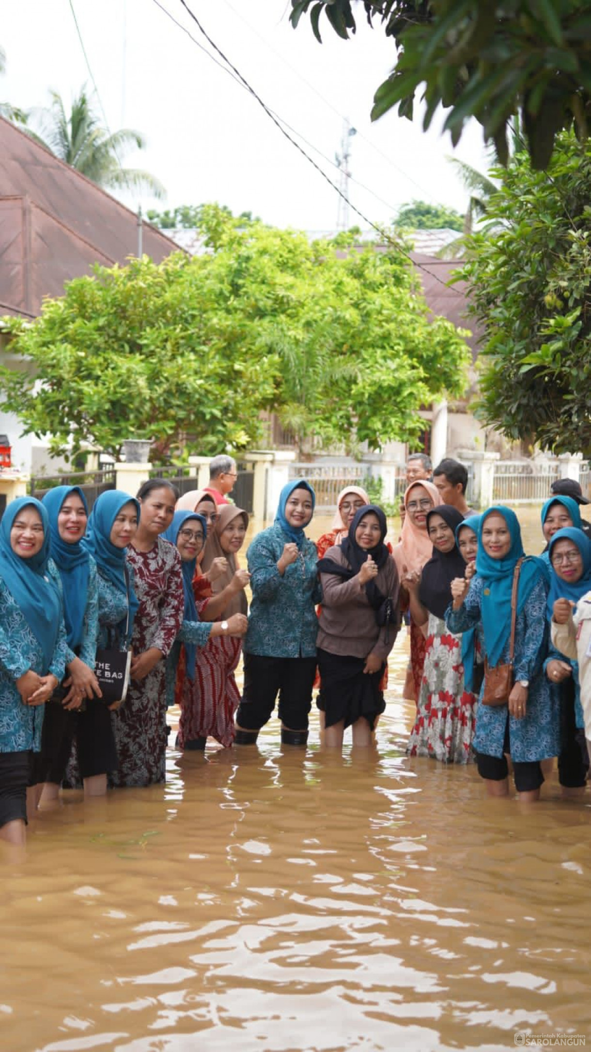 13 Januari 2024 - Ibu Penjabat Bupati Sarolangun selaku Ketua TP PKK beserta rombongan meninjau korban banjir di Kecamatan Sarolangun