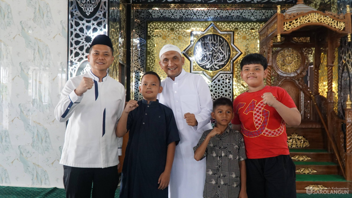8 Mei 2026 Bupati Sarolangun, Wakil Bupati Sarolangun Melaksanakan Sholat Jumat Bersama di Masjid Darul Hikmah Persatuan Keluarga Daerah Piaman Sarolangun
