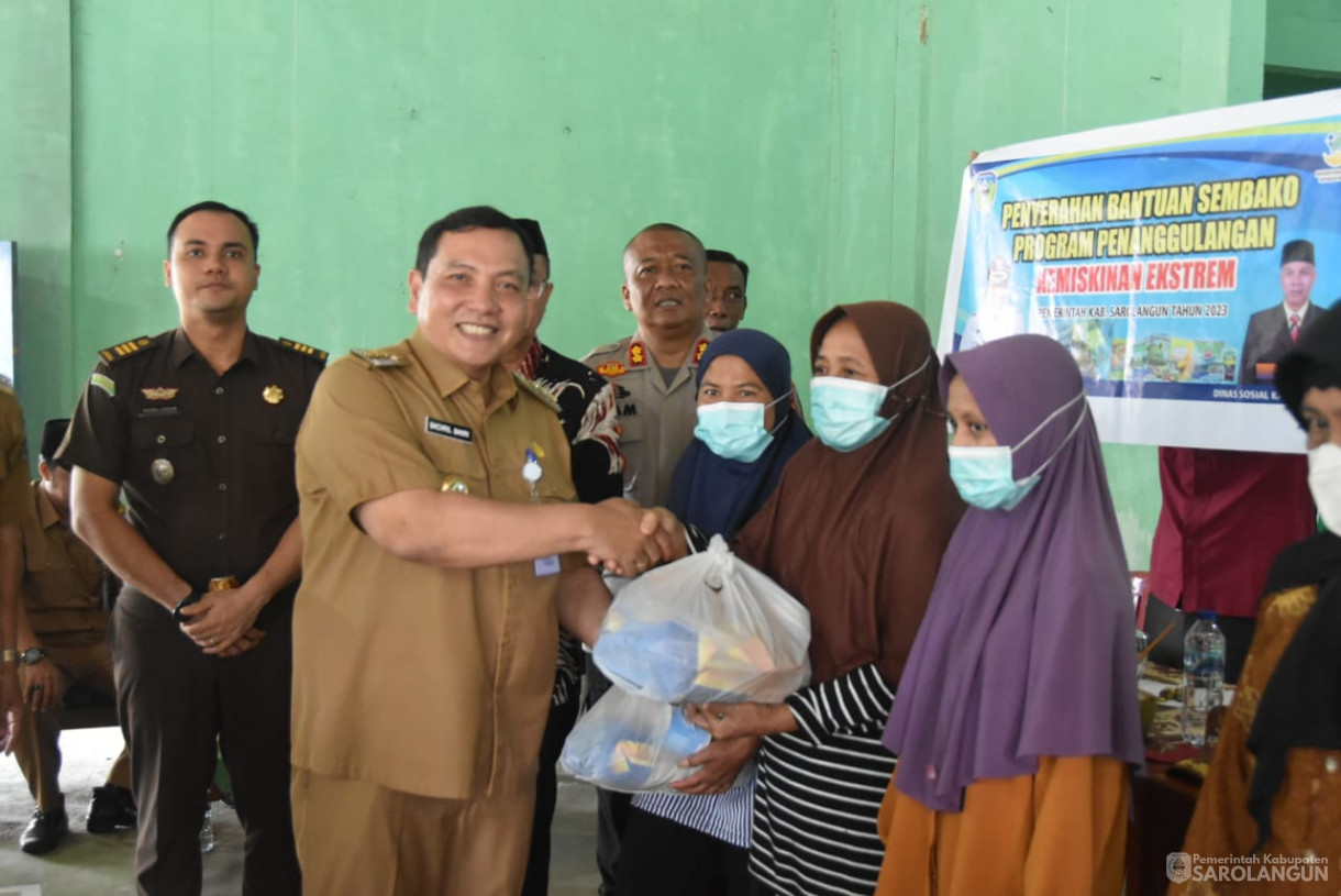 19 September 2023 - Penjabat Bupati Sarolangun Melakukan Kunjungan Kerja Dan Memberikan Bantuan di Balai Desa Pematang Kulim Kecamatan Pelawan