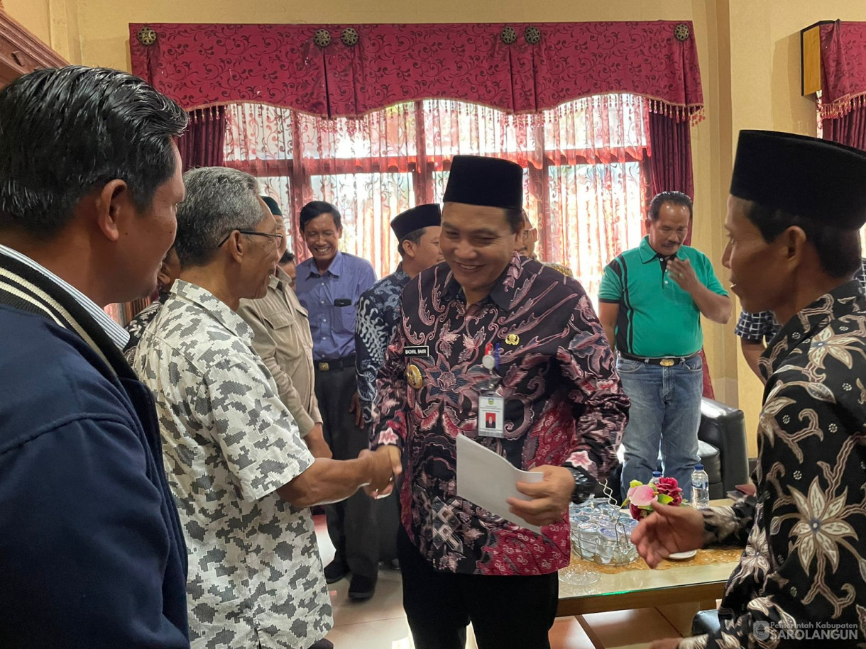 3 November 2023 - Penjabat Bupati Sarolangun Melakukan Audiensi Bersama Tokoh Masyarakat Pasar Singkut Tentang Usulan Pemekaran&nbsp; desa pasar singkut di Ruangan Asisten I Kantor Bupati