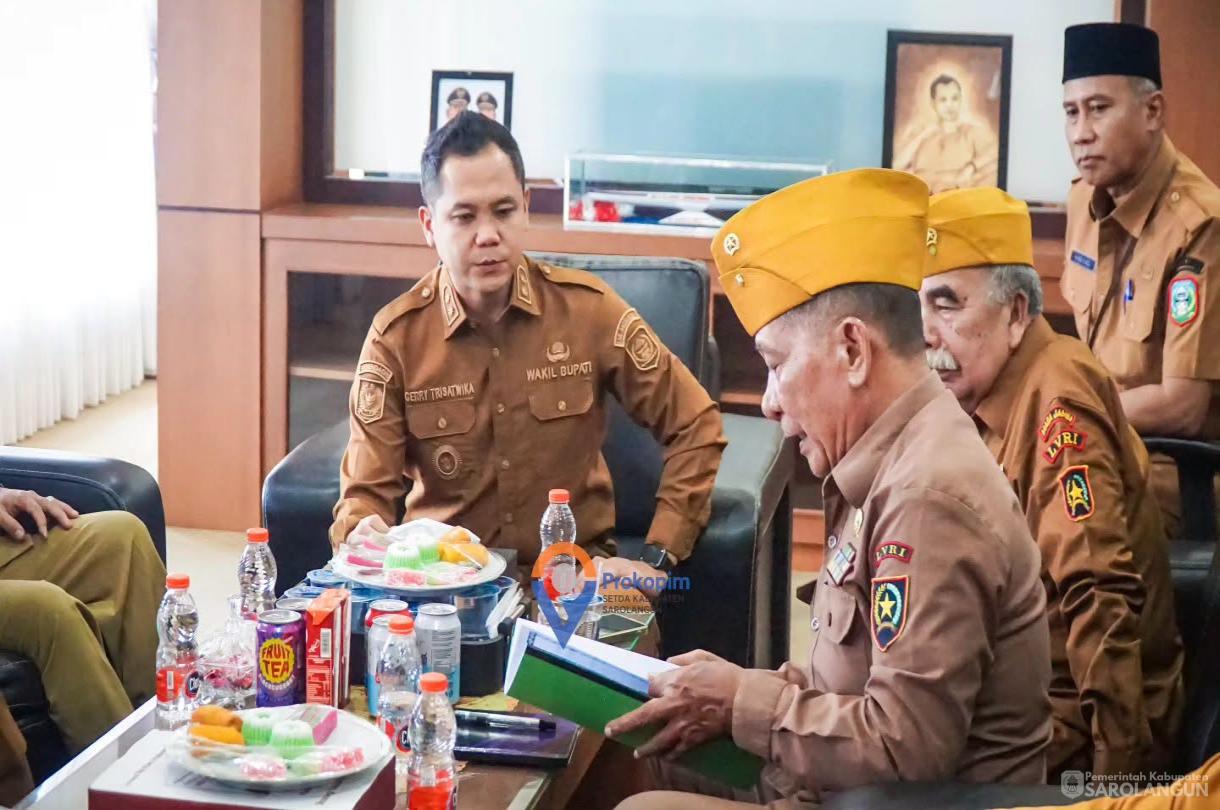 11 Agutstus 2026 Audiensi dengan Legium Veteran Republik Indonesia dan Pengurus Daerah Pemuda Panca Marga Provinsi Jambi di Ruang Kerja Wakil Bupati Sarolangun
