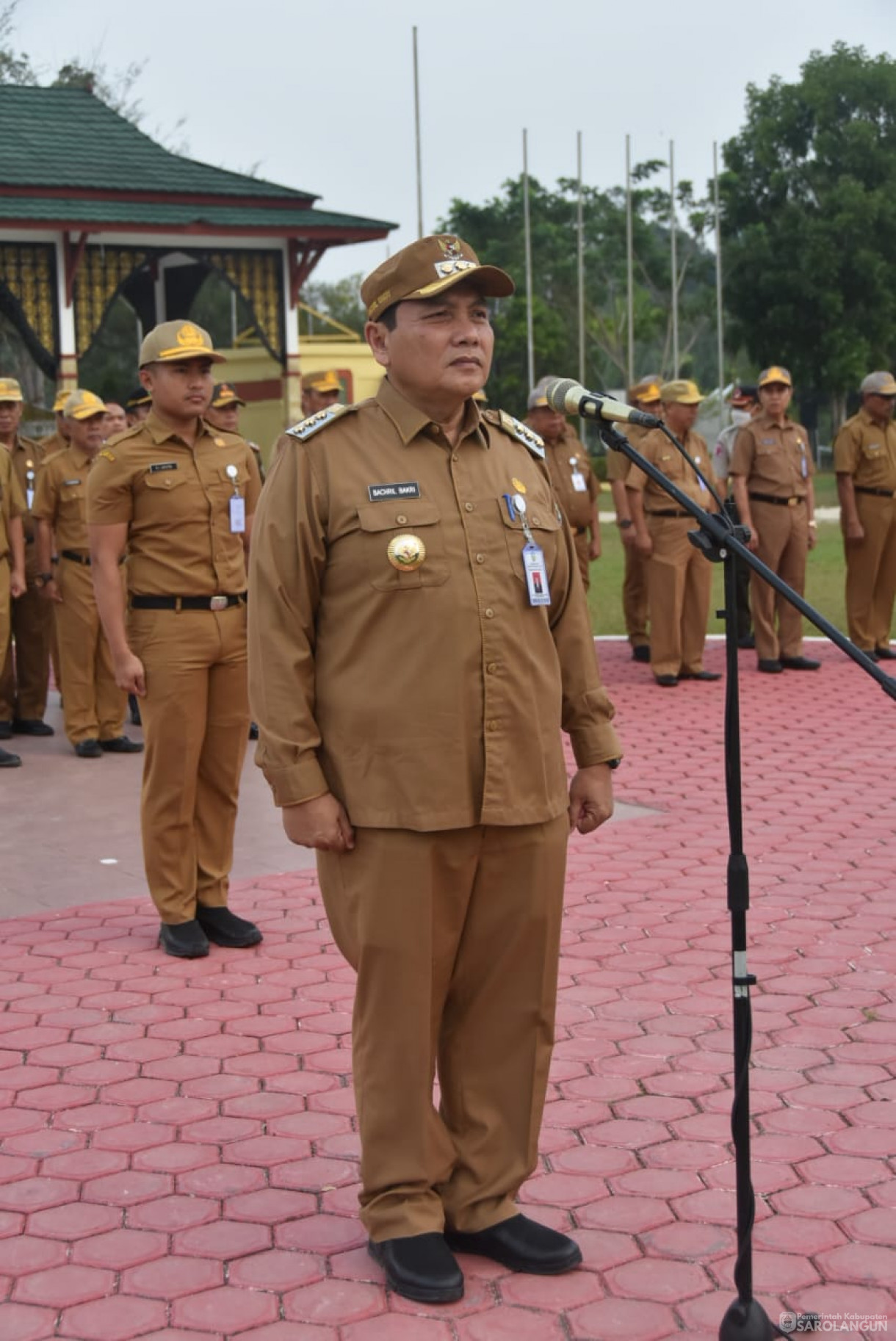 18 September 2023 - Penjabat Bupati Sarolangun Memimpin Apel Gabungan Sekaligus Memberikan Santunan JKM Dan Beasiswa Di Lapangan Gunung Kembang Sarolangun