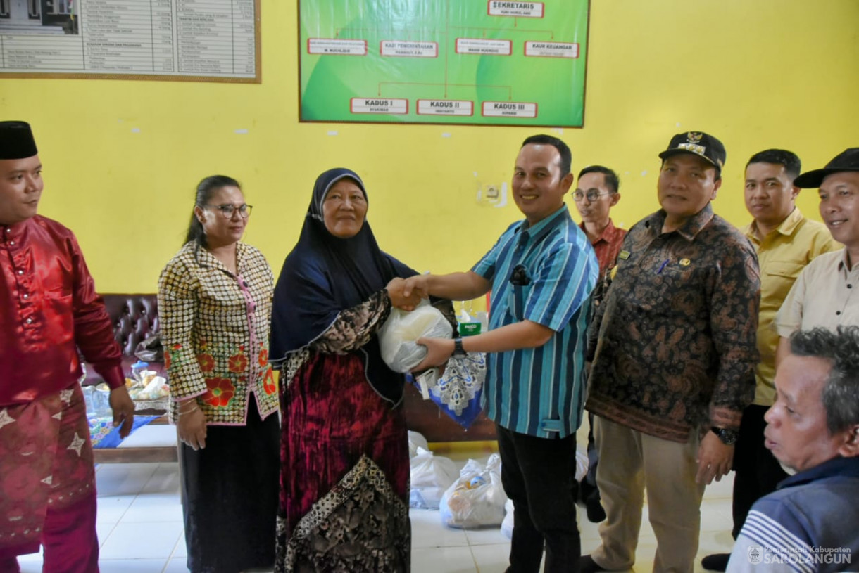 15 Oktober 2023 - Penjabat Bupati Sarolangun Menyerahkan Bantuan Kemiskinan Ekstrim di Kantor Desa Meranti Jaya