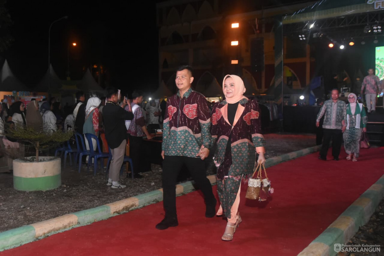 5 Desember 2025 Parade Batik Sarolangun Tahun 2025 di GOR Sarolangun
