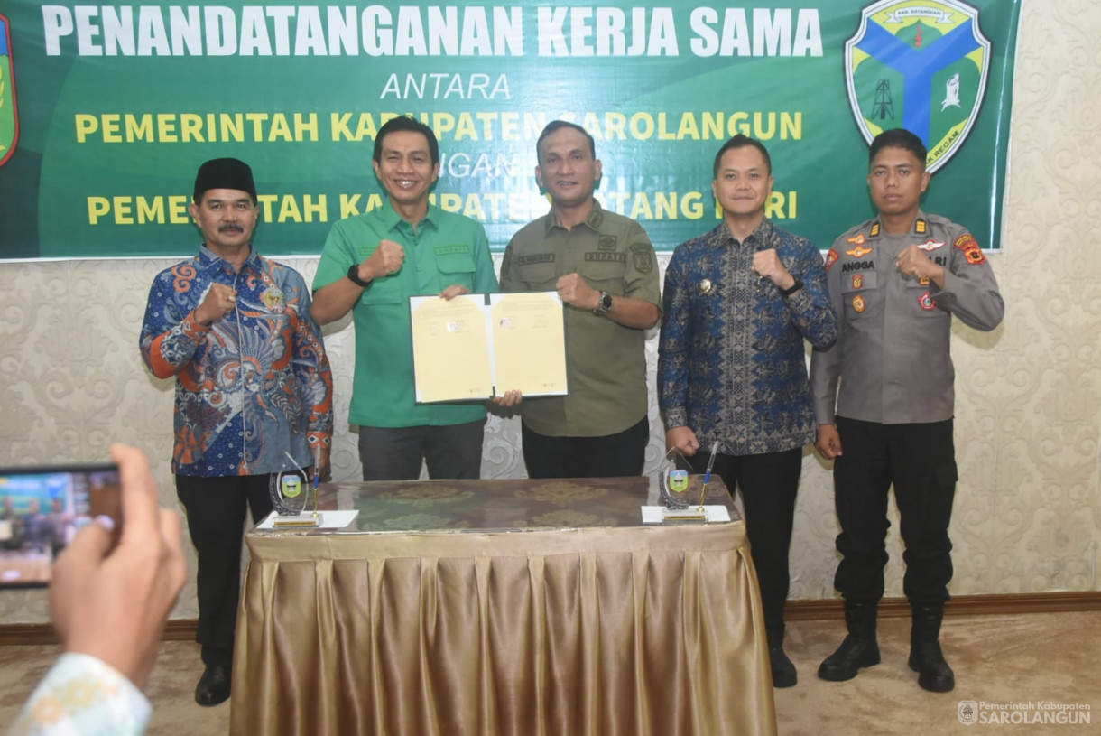 8 Agustu 2025 - Penandatanganan Kerjasama Antara Pemerintah Kabupaten Sarolangun dengan Pemerintah Kabupaten Batanghari di Rumah Dinas Bupati Sarolangun