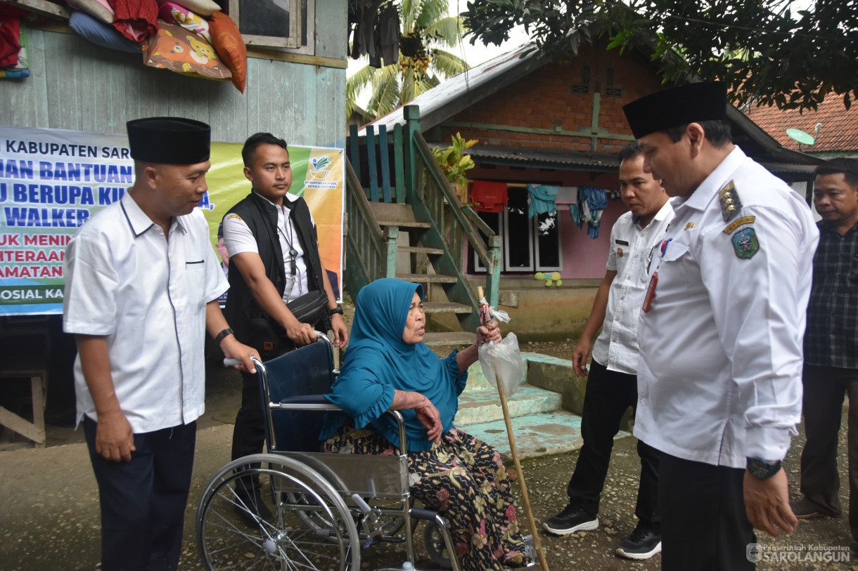 10 Januari 2024 - Memberikan Bantuan Kursi Roda Kepada Lansia Dalam Rangka Penanganan Kemiskinan Ekstrim Di Desa Lidung