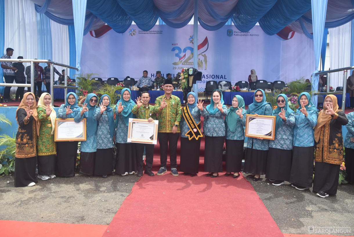 31 Juli 2025 - Peringatan Puncak Hari Keluarga Nasional Ke 32 Tingkat Provinsi Jambi Sekaligus Pengukuhan AyahBunda Genre Provinsi dan Kabupaten Kota di Halaman Kantor Bupati Kerinci