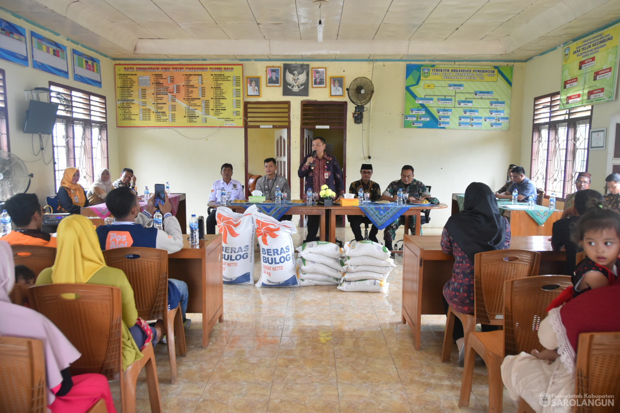 1 Februari 2024 - Penyerahan Bantuan Pasca Banjir Di Kantor Desa Teluk Kecimbung Kecamatan Bathin VIII