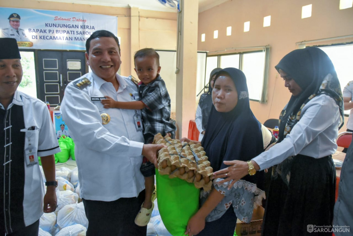 20 September 2023 - Penjabat Bupati Sarolangun Menghadiri Penyerahan Bantuan Stunting, penanganan Kemiskinan Ekstrim di Kantor Camat Mandiangin