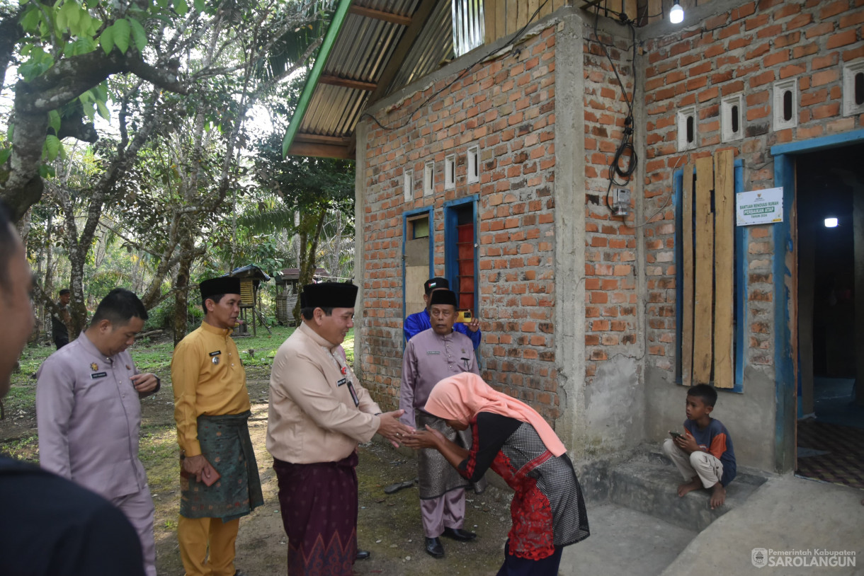 1 Juli 2024 -&nbsp;Penyerahan Bantuan Induk Sapi Bali Ke Mustahik Bantuan Bedah Rumah, Dan Penyerahan Bantuan Paket Logistik Keluarga, Bertempat di Desa Lubuk Resam, Kecamatan Cermin Nan Gedang