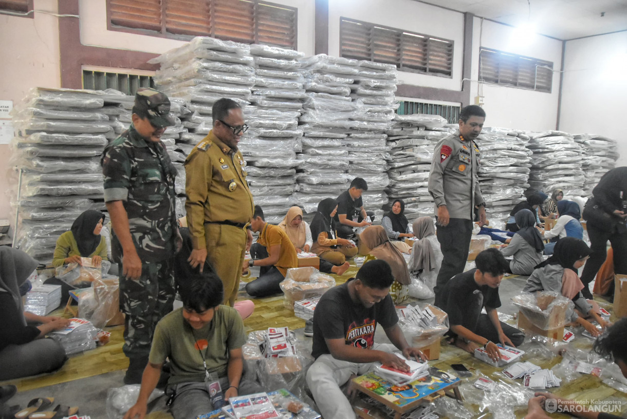 22 Oktober 2024 -&nbsp;Monitoring Pelipatan Surat Suara Pilgub, Bertempat di Kantor KPU Sarolangun