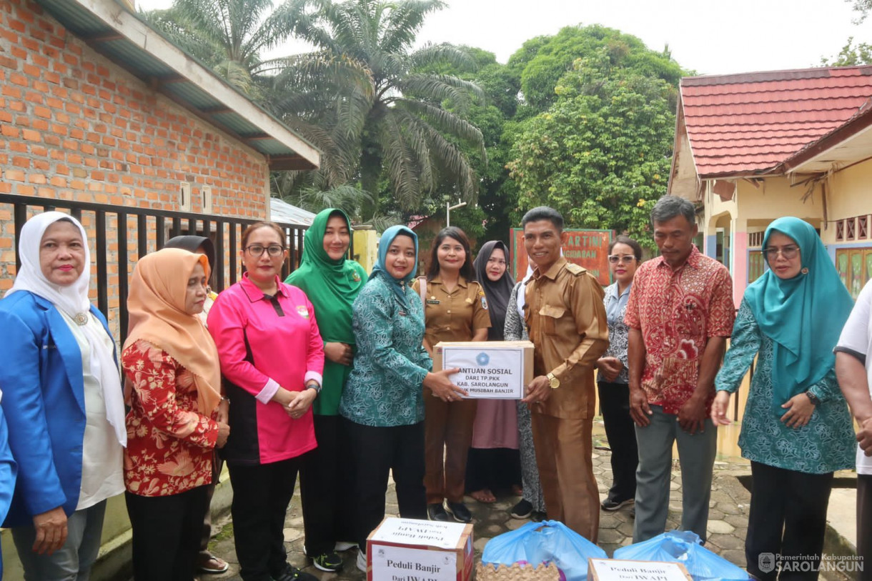 15 Januari 2024 -&nbsp;&nbsp;Ibu Penjabat Bupati Sarolangun selaku Ketua TP PKK dan GOW Kab.Sarolangun Meninjau 5 Kecamatan Korban Banjir di Kab.Sarolangun