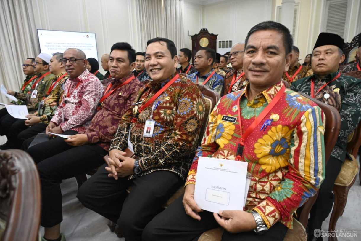 9 November 2023 - Penjabat Bupati Sarolangun Menerima Piagam Penghargaan Kinerja Dalam Upaya Percepatan Penghapusan Kemiskinan Ekstrim Oleh Wakil Presiden Republik Indonesia Di Istana Wakil Presiden Indonesia