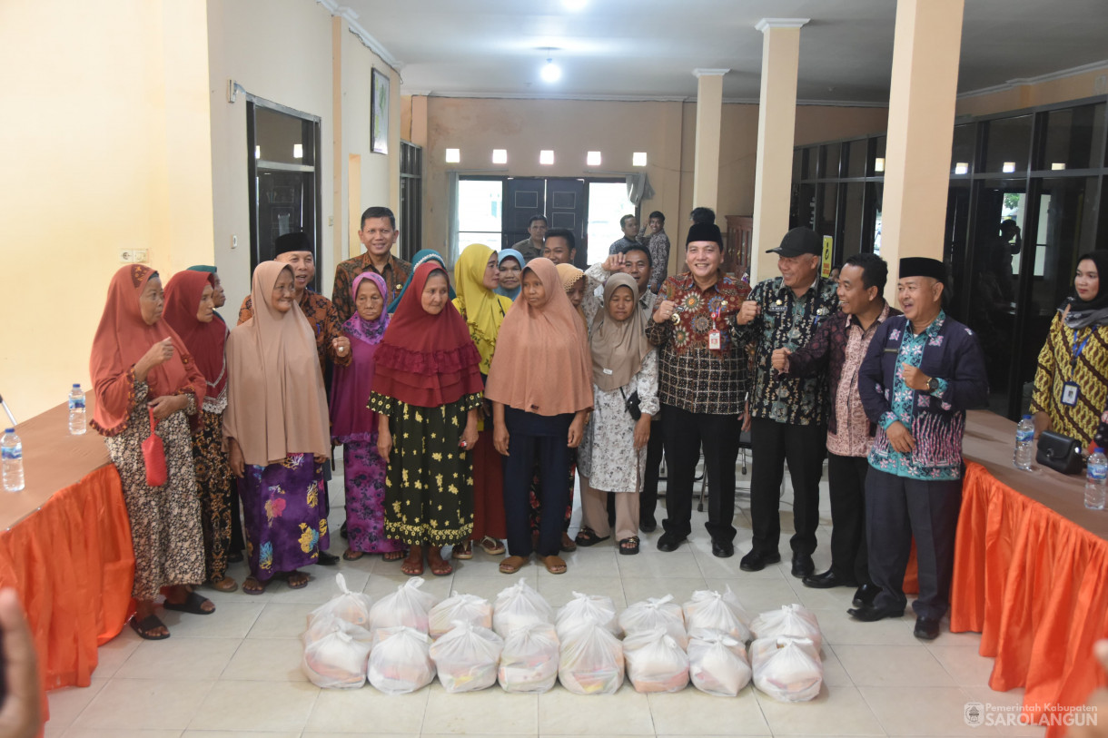 18 April 2024 - Penyerahan Bantuan Sosial Kemiskinan Ekstrim Di Kantor Camat Mandiangin