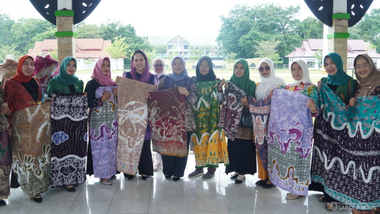9 Oktober 2025&nbsp; Memperingatan Hari Batik Nasional Bertempat di lapangan gunung kembang kabupaten Sarolangun