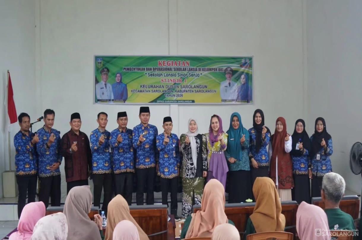 17 Juni 2026 Ketua TP. PKK Kab. Sarolangun membuka acara Launching Sekolah Lansia Sinar Senja kelurahan Dusun Sarolangun