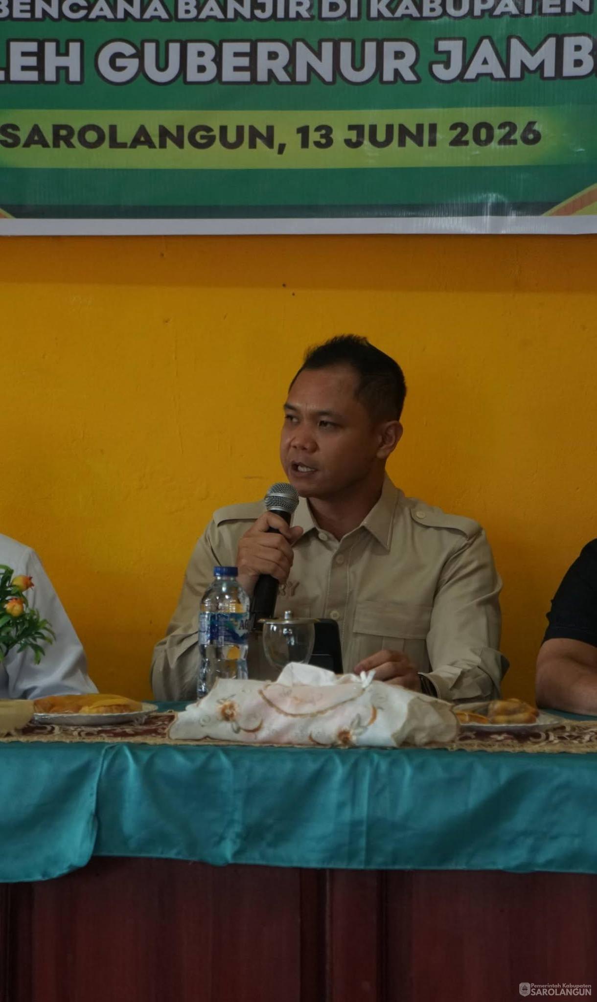 13 Juni 2026 Gubernur Jambi didampingi Wakil Bupati Sarolangun Menyerahkan Bantuan Beras Cadangan Pangan Pascabanjir di Kabupaten Sarolangun
