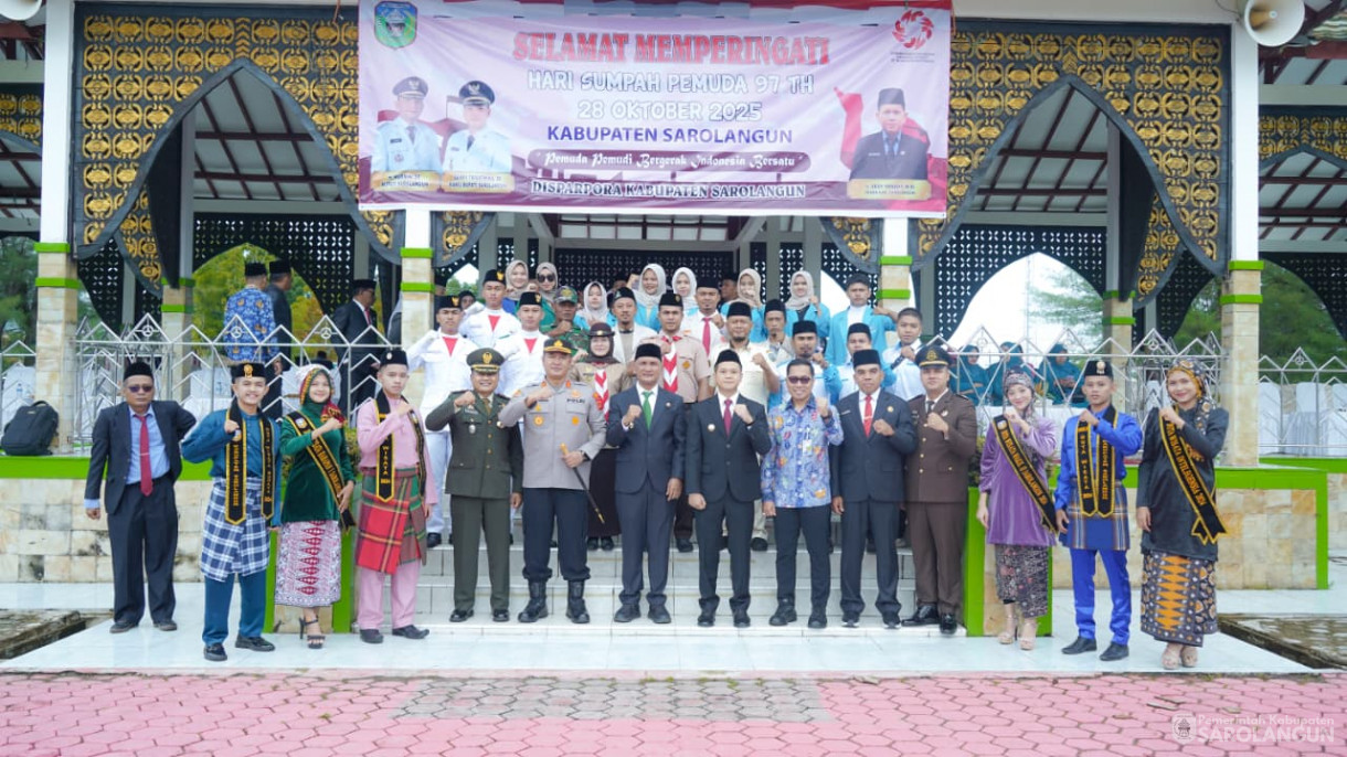 28 Oktober 2025 Upacara Hari Peringatan Sumpah Pemuda Ke 97 Tahun 2025 , Launching Perlindungan Jamsostek Bagi Pekerja Rentan, Lembaga Adat Masyarakat dan LPM Kelurahan dan&nbsp;Penyerahan Satu Unit Truk Sampah Ke Dinas LHD Sarolangun&nbsp;&nbsp;