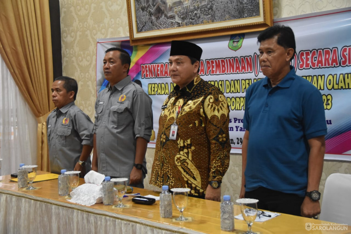 29 November 2023 - Penyerahan Dana Pembinaan Secara Simbolis Kepada Atlit Berprestasi Dan Pelatih Pasca Pekan Olahraga Provinsi Jambi XXIII Tahun 2023 Di Rumah Dinas Bupati Sarolangun