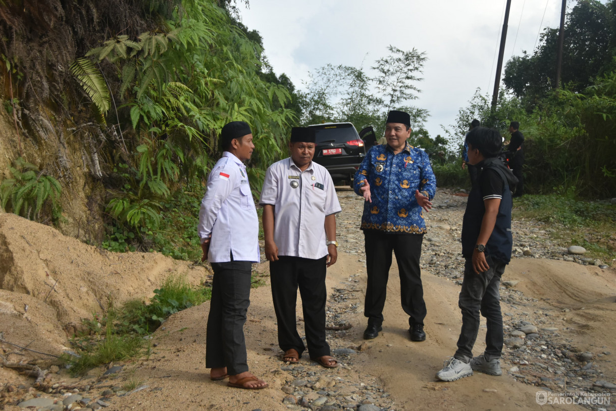 17 April 2024 - Meninjau Jalan Di Desa Raden Anom Kecamatan Batang Asai