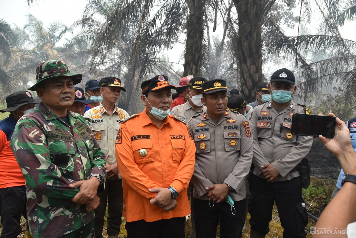 1 Oktober 2023 - Penjabat Bupati Sarolangun Meninjau Lokasi Karhutla di Desa Sungai Baung Kecamatan Sarolangun