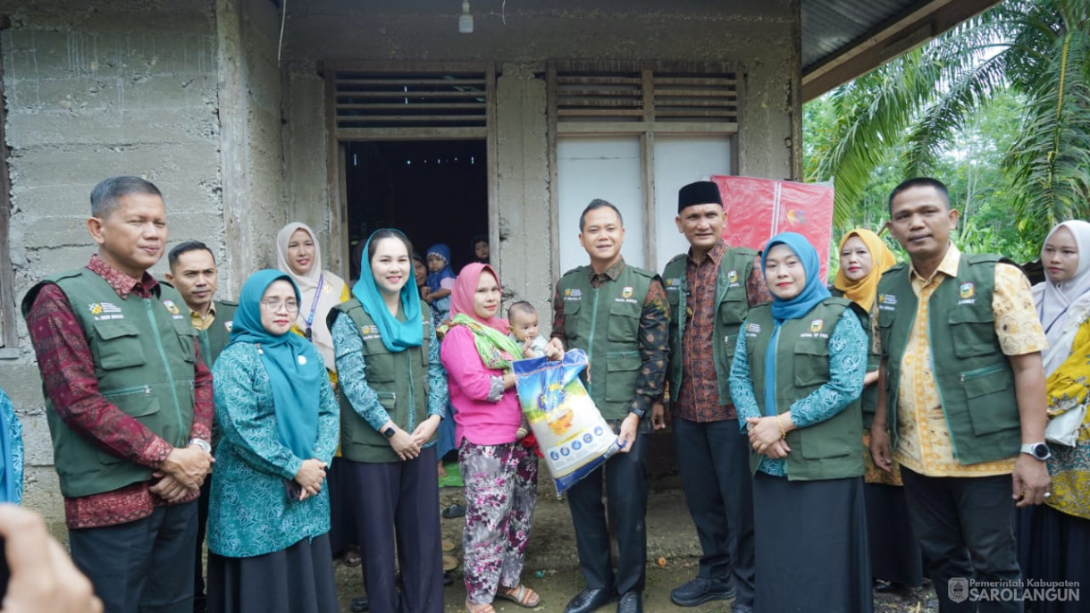 Mengunjungi Rumah Warga Resiko Stunting Sekaligus Memberikan Air Susu dan Menyuap Telur Rebus Kepada Warga yang Beresiko Stunting, Memberikan Bantuan Genting Berbakti Maju