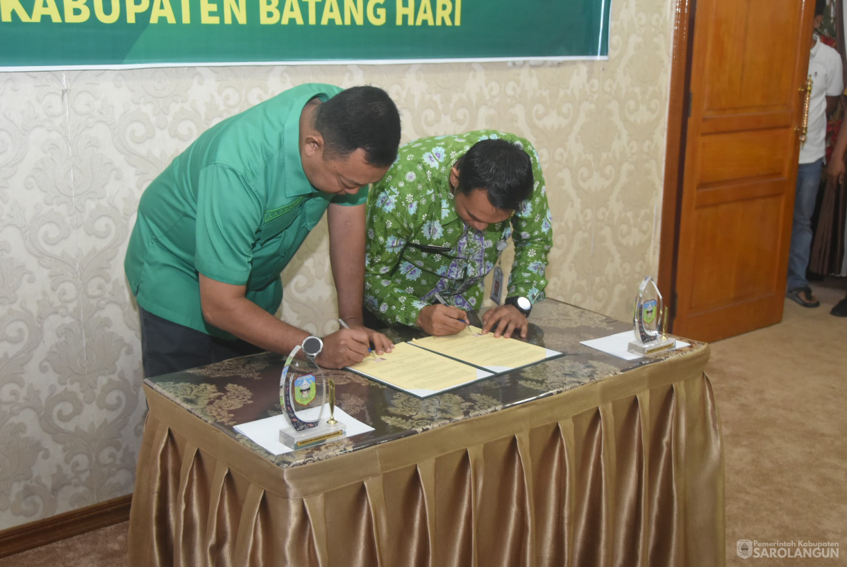 8 Agustu 2025 - Penandatanganan Kerjasama Antara Pemerintah Kabupaten Sarolangun dengan Pemerintah Kabupaten Batanghari di Rumah Dinas Bupati Sarolangun