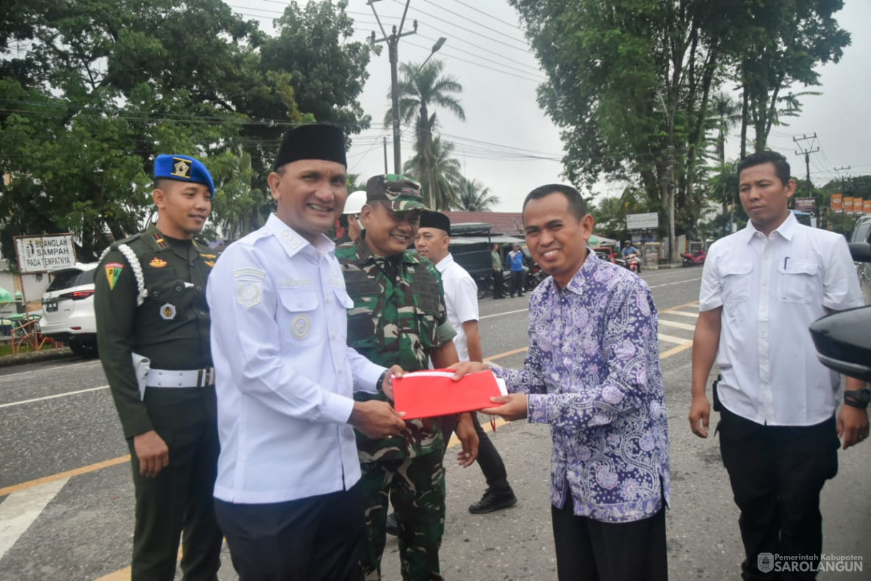 13 Agustus 2025 - Pembagian Bendera Merah Putih Kepada Masyarakat Dalam Rangka HUT RI Ke 80 di Depan Bank Jambi