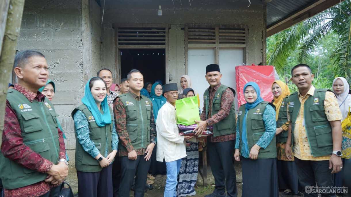 Mengunjungi Rumah Warga Resiko Stunting Sekaligus Memberikan Air Susu dan Menyuap Telur Rebus Kepada Warga yang Beresiko Stunting, Memberikan Bantuan Genting Berbakti Maju