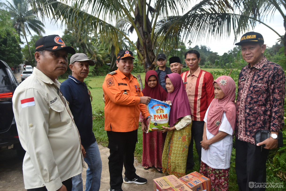 18 Januari 2023 - Menyerahkan Bantuan Kepada Korban Pasca Banjir Di Desa Rantau Panjang Kecamatan Batang Asai