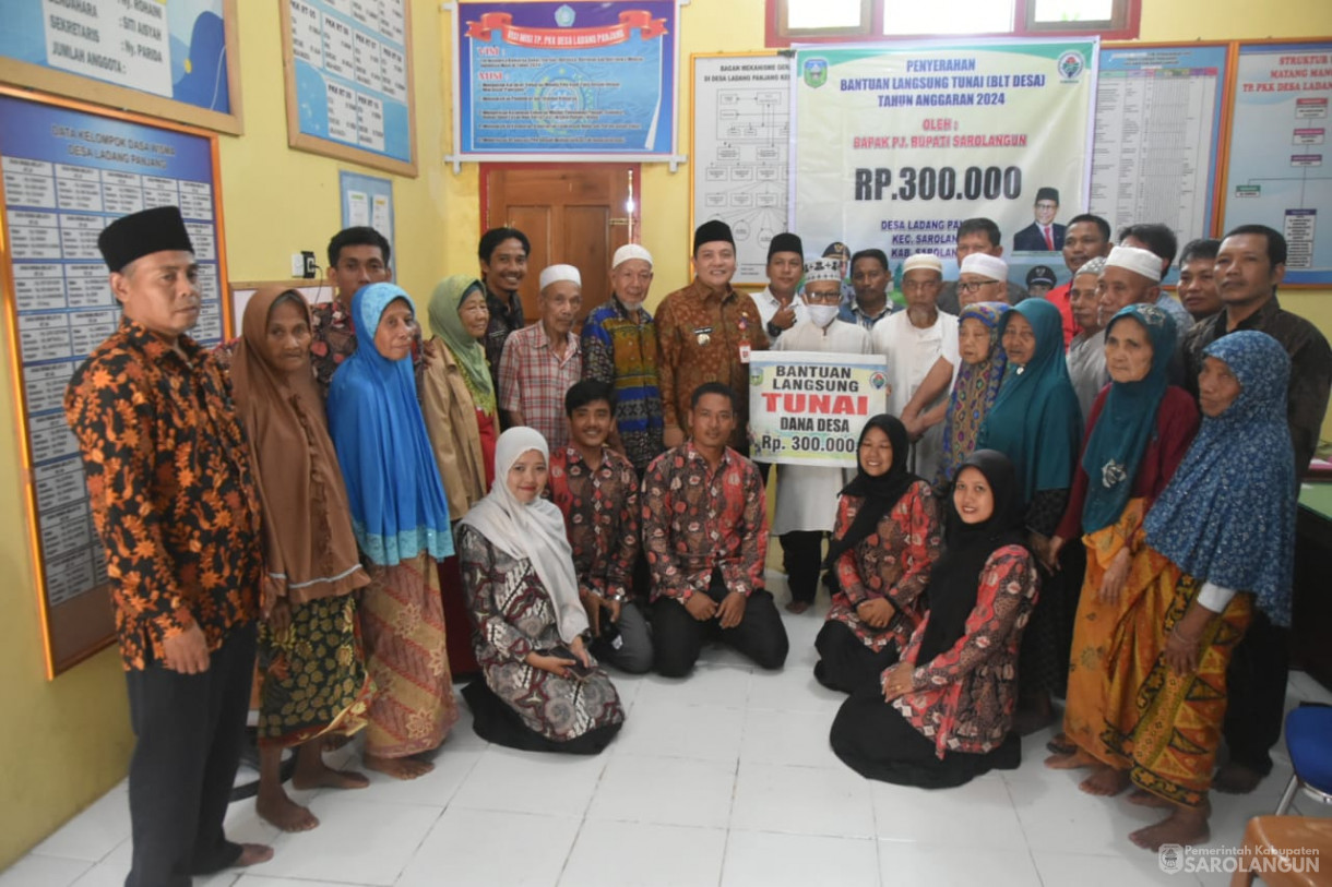 3 Mei 2024 - Penyerahan Bantuan Langsung Tunai Di Kantor Desa Ladang Panjang