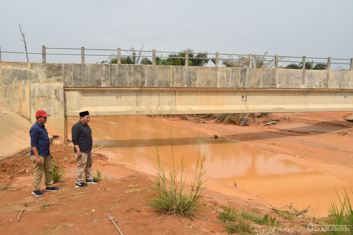 12 November 2023 - Penjabat Bupati Sarolangun Meninjau Saluran Irigasi DAM Batang Asai dan Mengecek Jalan Di Kecamatan Cermin Nan Gedang