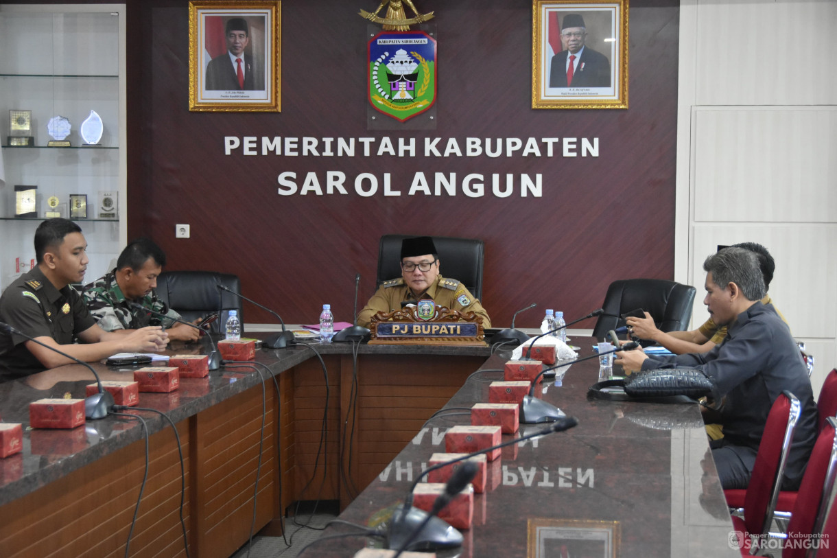 20 November 2023 - Penjabat Bupati Sarolangun Menghadiri Rapat TPID Via Zoom Meeting di Ruang Pola Utama Kantor Bupati Sarolangun