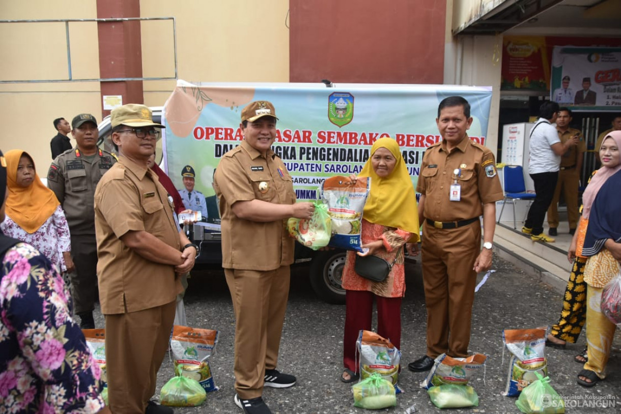 7 November 2023 - Penjabat Bupati Sarolangun Menghadiri Operasi Pasar Sembako Murah Di Ceria Toserba Sarolangun